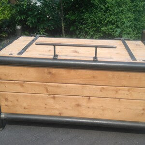 Industrial Truhe aus Holz & Metall – großer Couchtisch mit Stauraum – Berthold