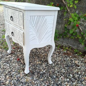 Vintage Nachttisch mit 2 Schubladen – kleine graue Kommode mit Ornamenten – Judith