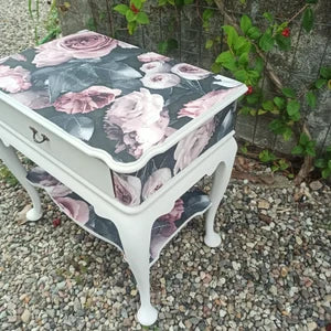Vintage Beistelltisch mit Rosen – kleiner Nachttisch Landhaus Cottagecore – Petra
