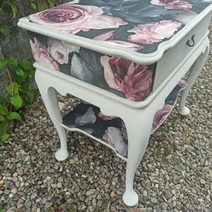 Vintage Beistelltisch mit Rosen – kleiner Nachttisch Landhaus Cottagecore – Petra