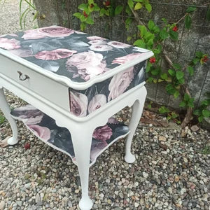 Vintage Beistelltisch mit Rosen – kleiner Nachttisch Landhaus Cottagecore – Petra