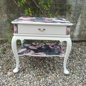 Vintage Beistelltisch mit Rosen – kleiner Nachttisch Landhaus Cottagecore – Petra