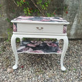 Vintage Beistelltisch mit Rosen – kleiner Nachttisch Landhaus Cottagecore – Petra