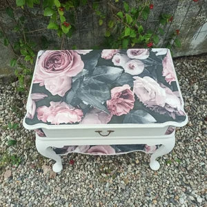 Vintage Beistelltisch mit Rosen – kleiner Nachttisch Landhaus Cottagecore – Petra
