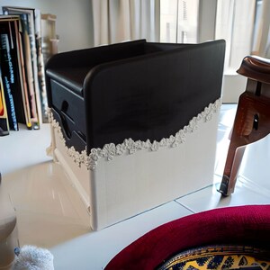 Vintage Nachttisch in Schwarz Weiß mit 2 Schubladen & 3D-Blüten | Kimi