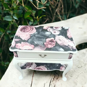 Vintage Beistelltisch mit Rosen – kleiner Nachttisch Landhaus Cottagecore – Petra