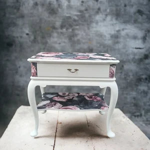 Vintage Beistelltisch mit Rosen – kleiner Nachttisch Landhaus Cottagecore – Petra
