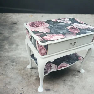 Vintage Beistelltisch mit Rosen – kleiner Nachttisch Landhaus Cottagecore – Petra