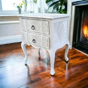 Vintage Nachttisch mit 2 Schubladen – kleine graue Kommode mit Ornamenten – Judith
