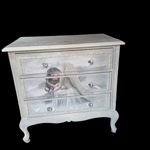 Vintage Kommode mit Engelsmotiv – romantische Kommode in Grau mit Kristallknöpfen – Angel