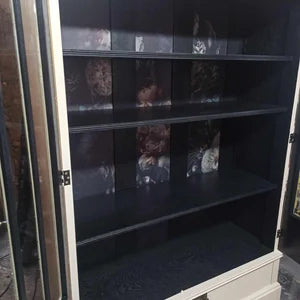 Vintage Vitrinenschrank mit Beleuchtung – cremefarbene Vitrine mit Facettenglas – Aris