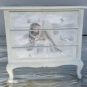 Vintage Kommode mit Engelsmotiv – romantische Kommode in Grau mit Kristallknöpfen – Angel