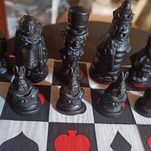 Vintage Schachtisch mit Schachfiguren – außergewöhnlicher Spieltisch im Karten-Design – Isabella