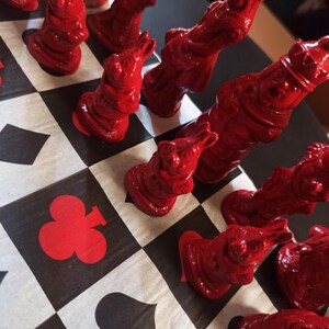 Vintage Schachtisch mit Schachfiguren – außergewöhnlicher Spieltisch im Karten-Design – Isabella
