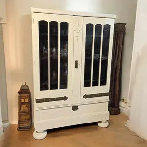 Vintage Vitrinenschrank mit Beleuchtung – cremefarbene Vitrine mit Facettenglas – Aris