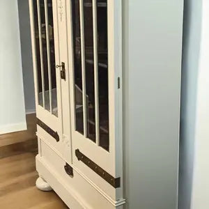 Vintage Vitrinenschrank mit Beleuchtung – cremefarbene Vitrine mit Facettenglas – Aris