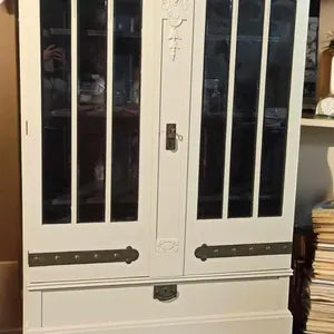 Vintage Vitrinenschrank mit Beleuchtung – cremefarbene Vitrine mit Facettenglas – Aris