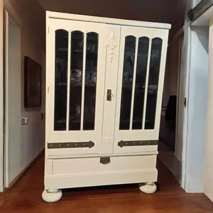 Vintage Vitrinenschrank mit Beleuchtung – cremefarbene Vitrine mit Facettenglas – Aris