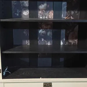 Vintage Vitrinenschrank mit Beleuchtung – cremefarbene Vitrine mit Facettenglas – Aris