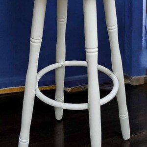 Vintage Barhocker Weiß mit blauem Sitz – Tresenhocker aus Holz – Casper & Fritz