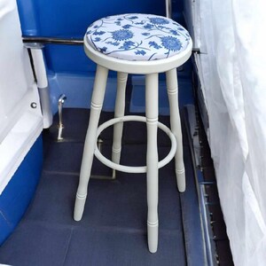 Vintage Barhocker Weiß mit blauem Sitz – Tresenhocker aus Holz – Casper & Fritz