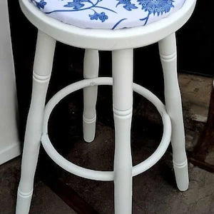 Vintage Barhocker Weiß mit blauem Sitz – Tresenhocker aus Holz – Casper & Fritz