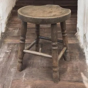 Alter Holzhocker aus Massivholz – Vintage Milchhocker & Pflanzenhocker – Emil