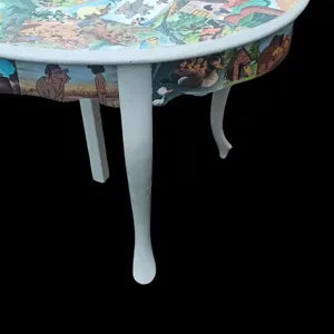 Kindertisch mit Märchenmotiven – Vintage Spieltisch aus Vollholz – Max Upcycling-Unikat