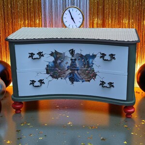 Vintage Kommode mit Fantasy Motiv – außergewöhnliches Upcycling Sideboard – Statement Möbel Mila