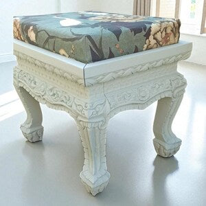 Vintage Polsterhocker in Mintgrün – floraler Sitzhocker im Asia-Stil – Tick, Trick & Track