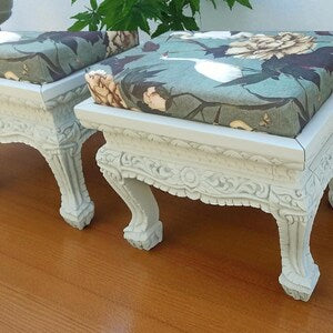 Vintage Polsterhocker in Mintgrün – floraler Sitzhocker im Asia-Stil – Tick, Trick & Track