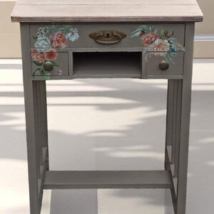 Vintage Nachttisch mit Schubladen – romantischer Beistelltisch im Landhausstil – Karin