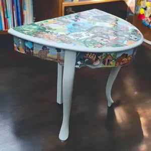 Kindertisch mit Märchenmotiven – Vintage Spieltisch aus Vollholz – Max Upcycling-Unikat