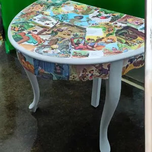 Kindertisch mit Märchenmotiven – Vintage Spieltisch aus Vollholz – Max Upcycling-Unikat