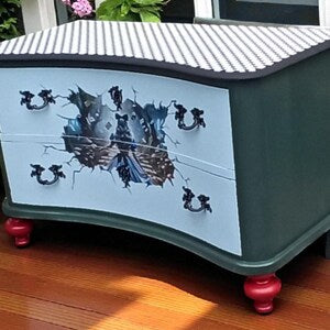 Vintage Kommode mit Fantasy Motiv – außergewöhnliches Upcycling Sideboard – Statement Möbel Mila