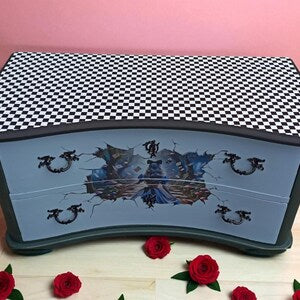 Vintage Kommode mit Fantasy Motiv – außergewöhnliches Upcycling Sideboard – Statement Möbel Mila