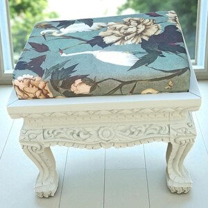 Vintage Polsterhocker in Mintgrün – floraler Sitzhocker im Asia-Stil – Tick, Trick & Track