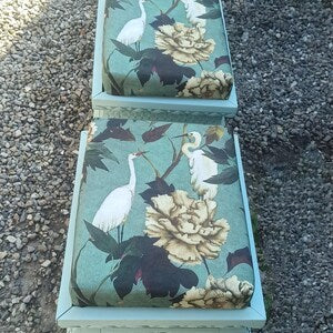 Vintage Polsterhocker in Mintgrün – floraler Sitzhocker im Asia-Stil – Tick, Trick & Track