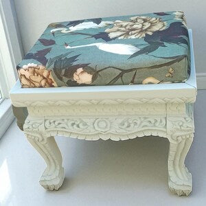 Vintage Polsterhocker in Mintgrün – floraler Sitzhocker im Asia-Stil – Tick, Trick & Track