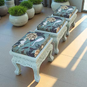 Vintage Polsterhocker in Mintgrün – floraler Sitzhocker im Asia-Stil – Tick, Trick & Track