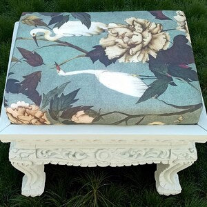 Vintage Polsterhocker in Mintgrün – floraler Sitzhocker im Asia-Stil – Tick, Trick & Track