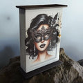 Vintage Schlüsselkasten mit venezianischem Maskenmotiv | Schlüsselbox Wanddeko | Anna-Lena