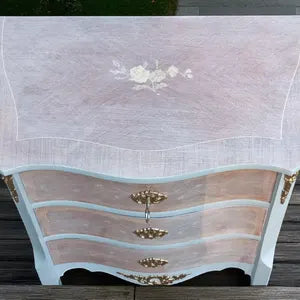 Schmale Vintage Kommode Rosa Creme mit Gold – kleine Kommode mit 3 Schubladen – Debbie