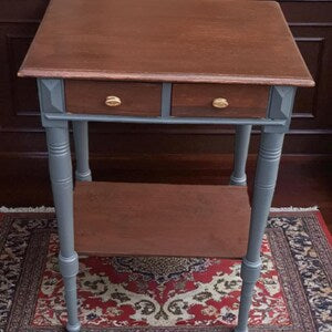 Vintage Beistelltisch mit 2 Schubladen – schmaler Nachttisch aus Holz – Tobias