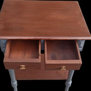 Vintage Beistelltisch mit 2 Schubladen – schmaler Nachttisch aus Holz – Tobias