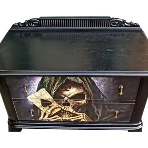 Gothic Vintage Kommode mit Totenkopf-Motiv – schwarze Kommode mit Schubladen – Erik