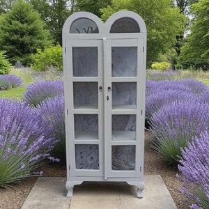 Vintage Vitrine mit Beleuchtung & Pfauenmotiv – Glasvitrine im Landhausstil – Petunia