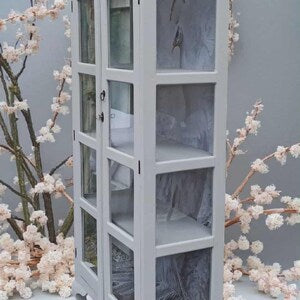 Vintage Vitrine mit Beleuchtung & Pfauenmotiv – Glasvitrine im Landhausstil – Petunia