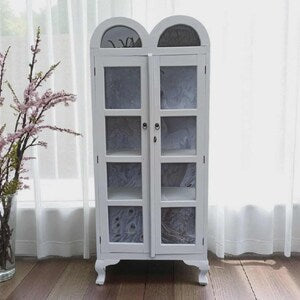 Vintage Vitrine mit Beleuchtung & Pfauenmotiv – Glasvitrine im Landhausstil – Petunia