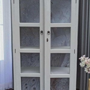 Vintage Vitrine mit Beleuchtung & Pfauenmotiv – Glasvitrine im Landhausstil – Petunia